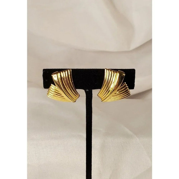 Vintage Crown Trifari Textured Gold Tone Folded Clip on Huggies Earrings Signed - Picture 3 of 13